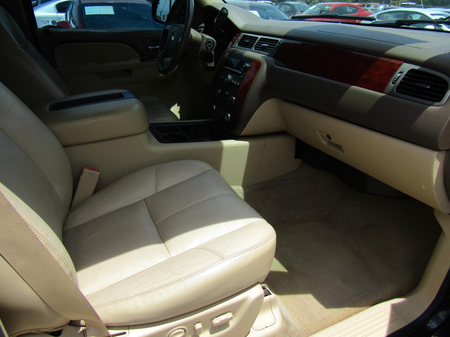 2014 Black /Tan Chevrolet Tahoe (1GNSCBE00ER) with an V8 engine, Automatic transmission, located at 15016 S Hwy 231, Midland City, AL, 36350, (334) 983-3001, 31.306210, -85.495277 - Photo#9